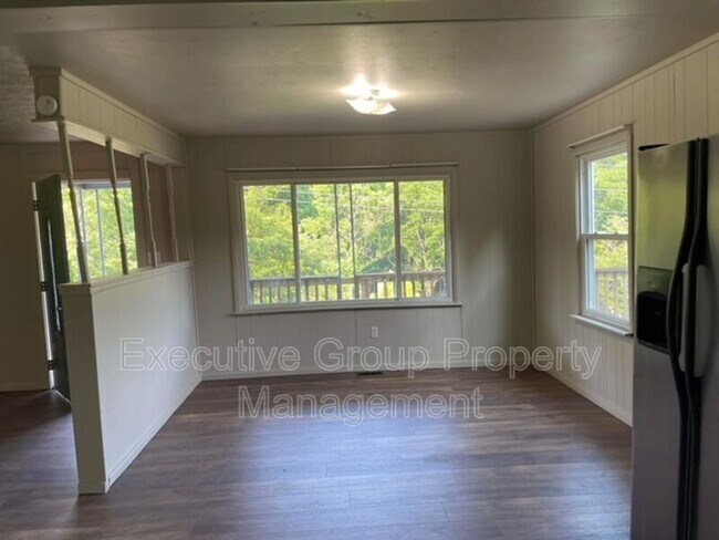 Building Photo - 978 Oak Dr