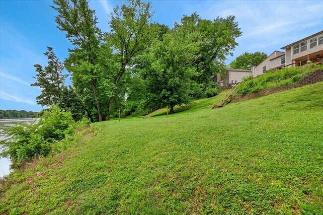 Building Photo - 921 Kingsbury Dr