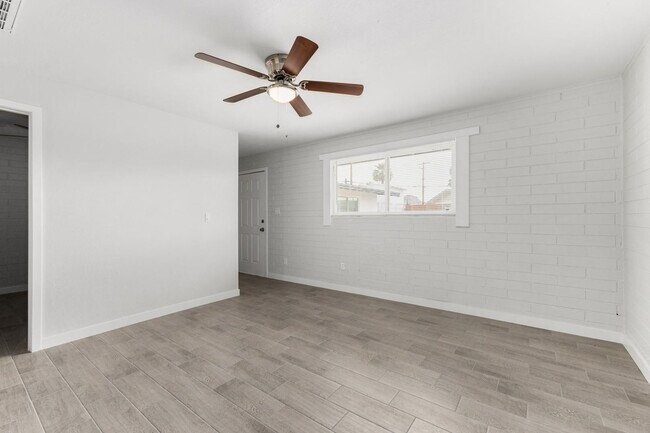 Building Photo - 1321 N 48th Pl