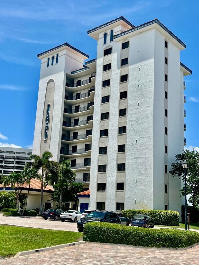 Building Photo - 370 Golfview Rd