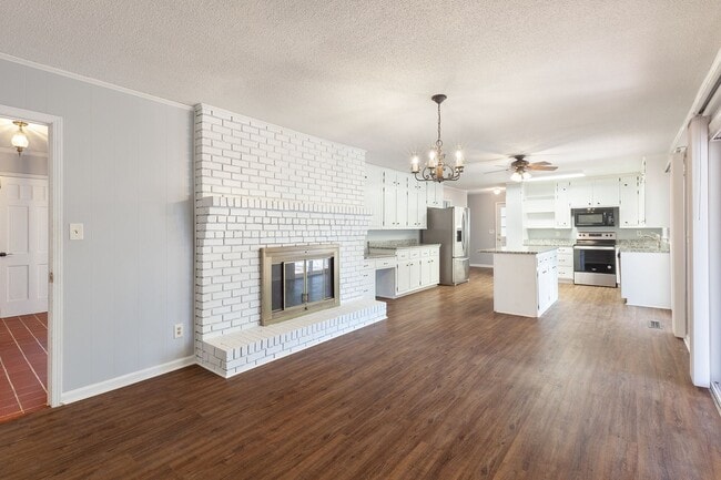 Building Photo - Spacious 4bd/2.5ba Ranch w/ Two-Car Garage & Large Basement and Screened Porch!