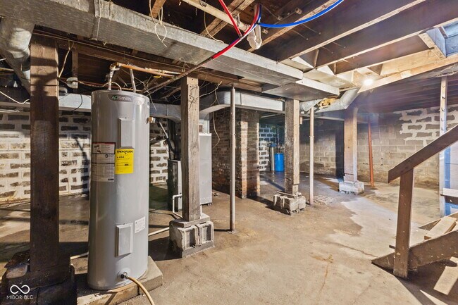 Building Photo - 320 Lockerbie St