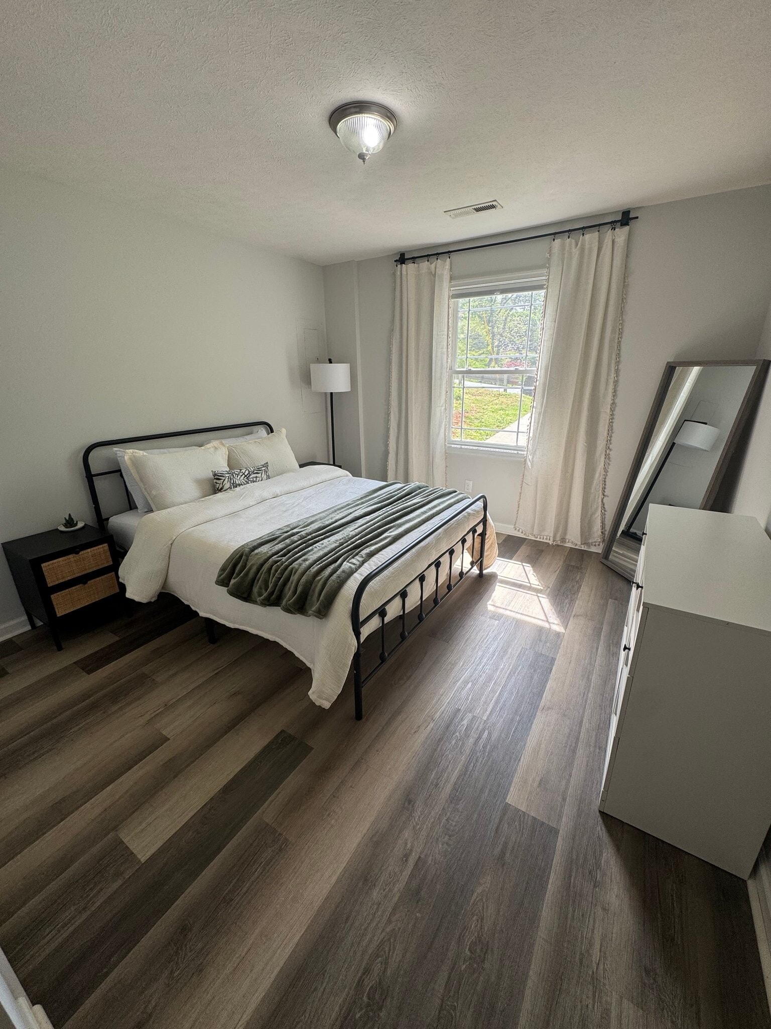 Building Photo - 4647 Ferncliff Dr