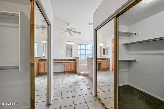 Building Photo - 4633 E Robin Ln