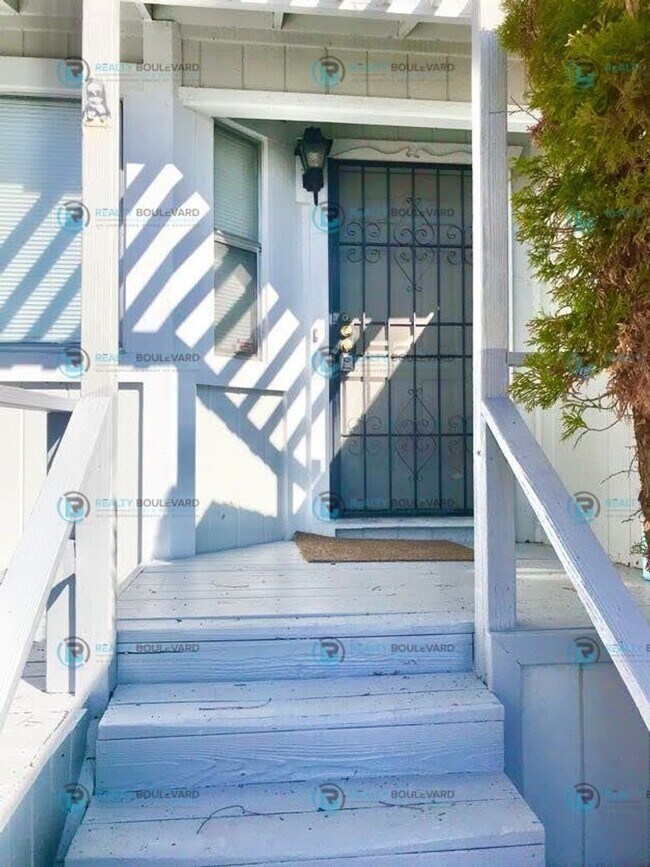 Building Photo - You will love this back yard!!