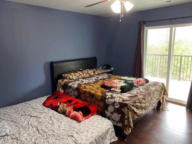 Building Photo - 5-Bedroom Home Located in Barkley Neighborhood