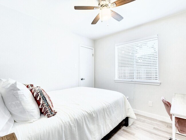 Building Photo - Lovely 3/BR 2.5/BA Modern Home with Premiu...