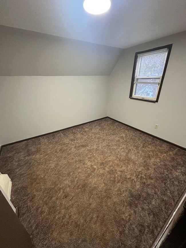 Building Photo - 3 Bedroom, 1 Bathroom House