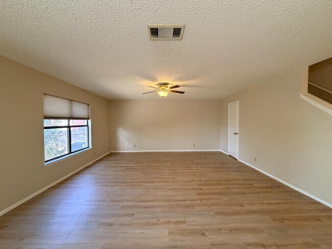 Building Photo - 9202 Roquefort