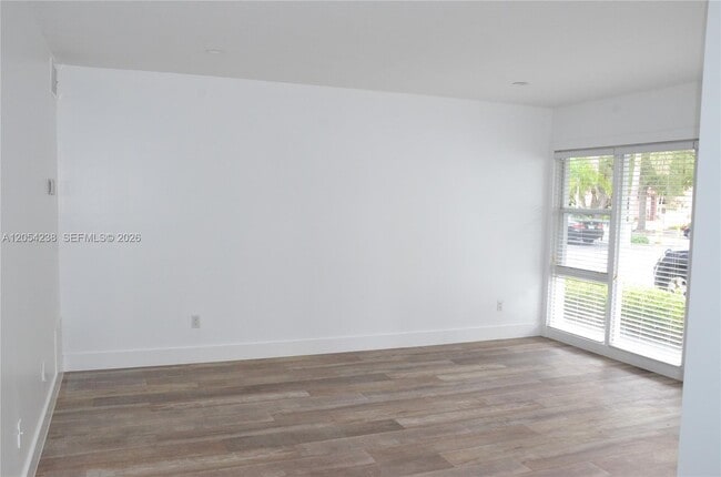 Building Photo - 35 Edgewater Dr