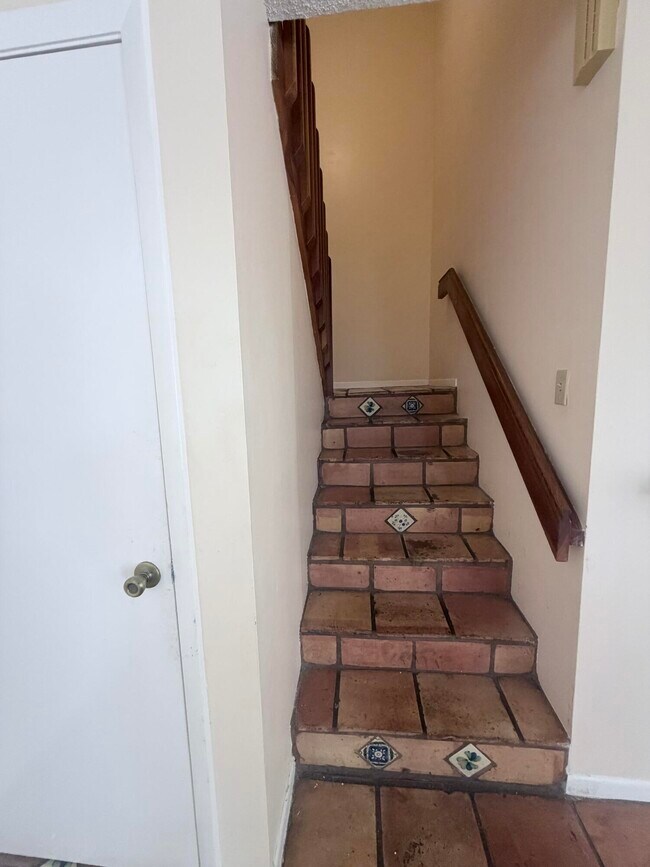 Building Photo - 3725 Village Dr