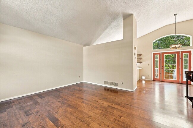 Building Photo - $3,048.95 with $300 Cleaning Voucher, 3 Beds - 2 Bath, Single Family Home in Highlands Ranch with...