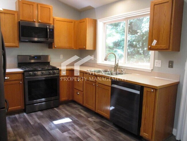 Building Photo - Beautiful 3 Bedroom, 1.75 Bathroom Welling...