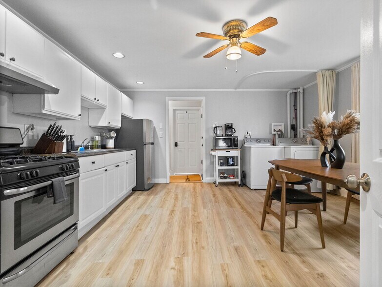 Building Photo - 168 School St