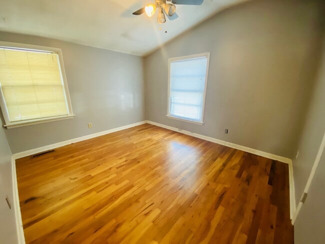 Building Photo - {11821} Desirable Shawnee Village Location + Hardwood Floors + Fenced Yard