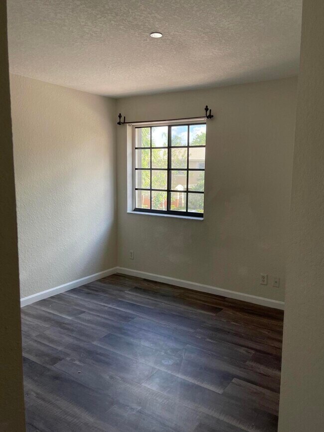 Building Photo - 3909 Tree Top Dr