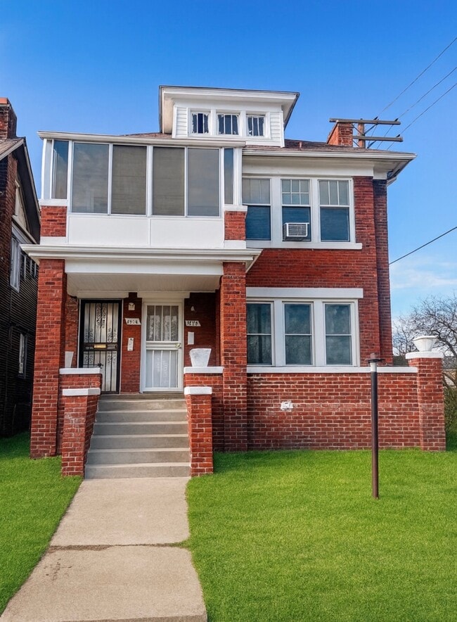 Building Photo - 1928 Gladstone St
