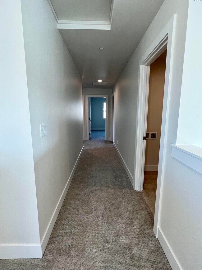 Building Photo - South Richland For Rent