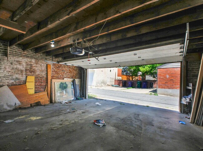 Building Photo - $1,550, 1 bed, 1 bath apartent near wash p...