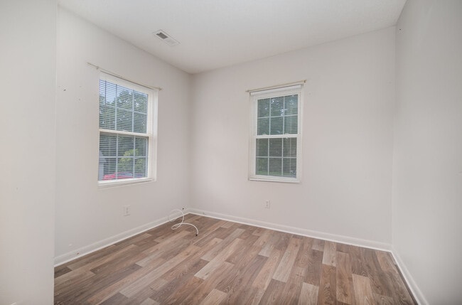 Building Photo - 1043 Mountain Crest Dr