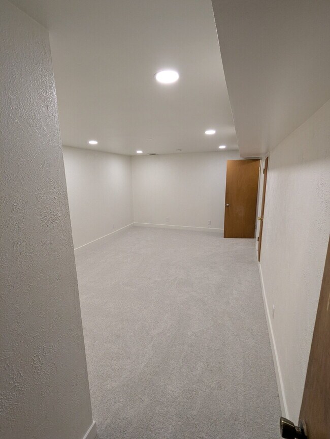 Building Photo - 7070 Beacon Way
