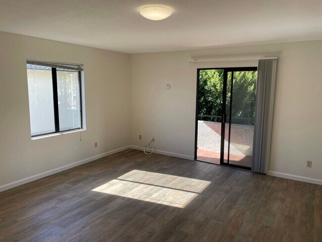Building Photo - Large Upstairs Studio with Utilities Paid