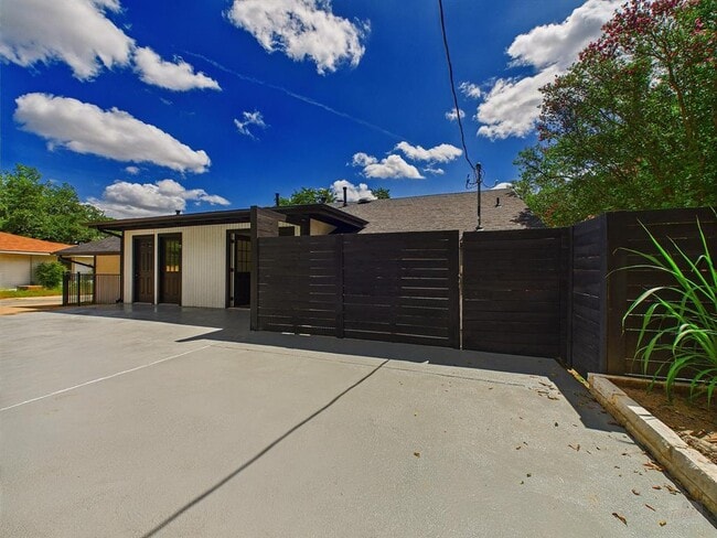 Building Photo - 6108 Shadow Valley Dr
