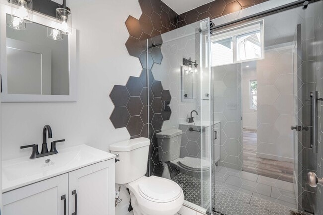 Building Photo - 5 bed 2 bath renovated home