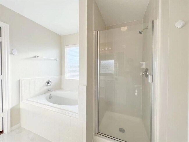 Building Photo - 18102 Red Oak Manor Ln
