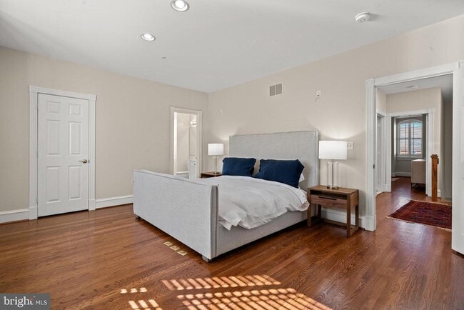 Building Photo - 128 Queen St