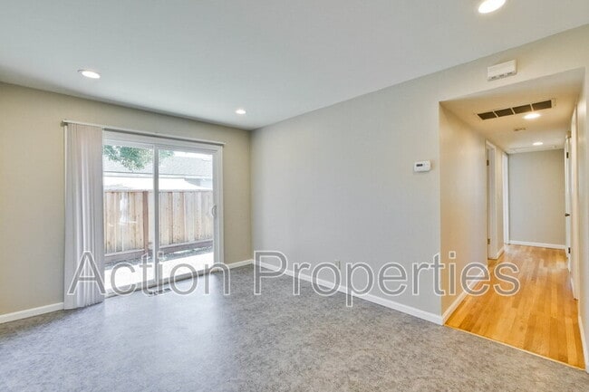Building Photo - 1062 Kelly Dr