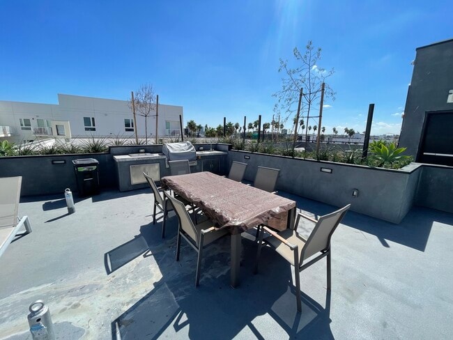 Building Photo - 846 S Mariposa Ave