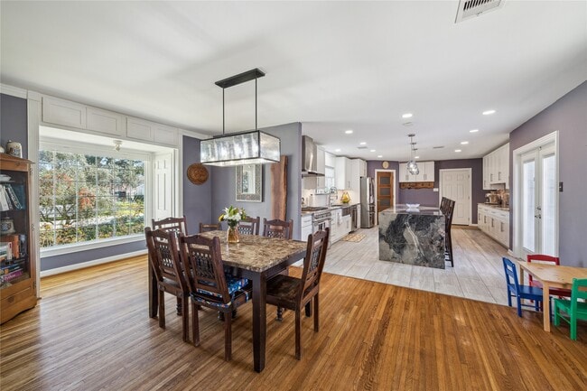 Building Photo - 701 W 32nd St