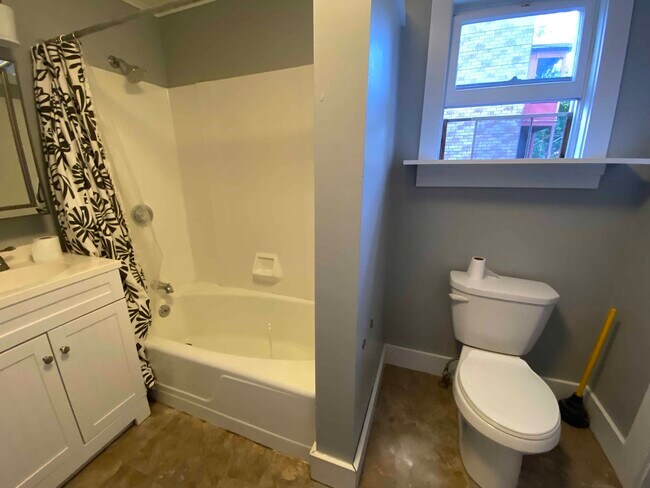 Building Photo - 49 Walnut St