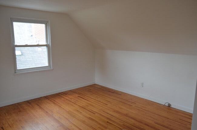Building Photo - 582 Loveman Ave