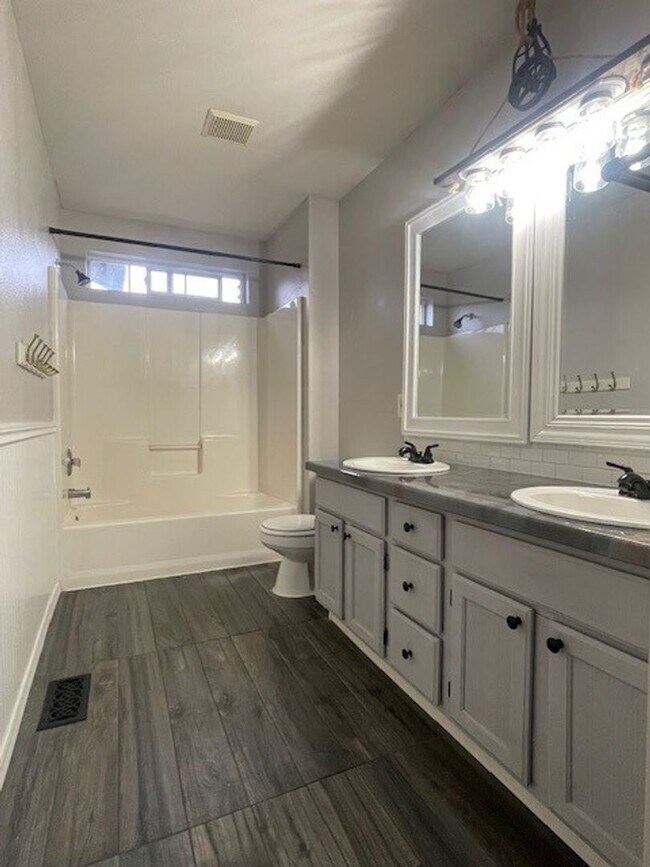 Building Photo - WELCOME TO YOUR NEW HOME! Large fenced yard. minutes from the Spokane River and Centennial Trail!...