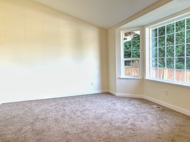 Building Photo - Bright and airy 4 bed!