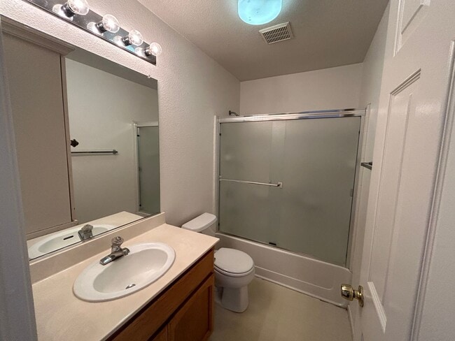 Building Photo - Rent Today LEASE!! Elegant 3-Bedroom Home with Modern Design & Prime Location