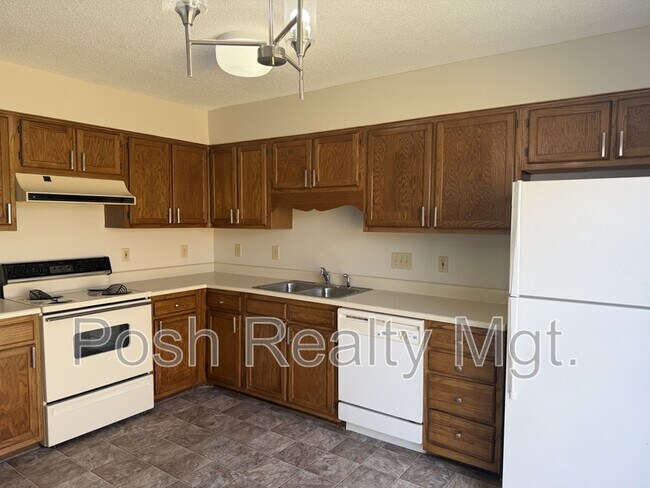 Building Photo - 629 Mystic Dr