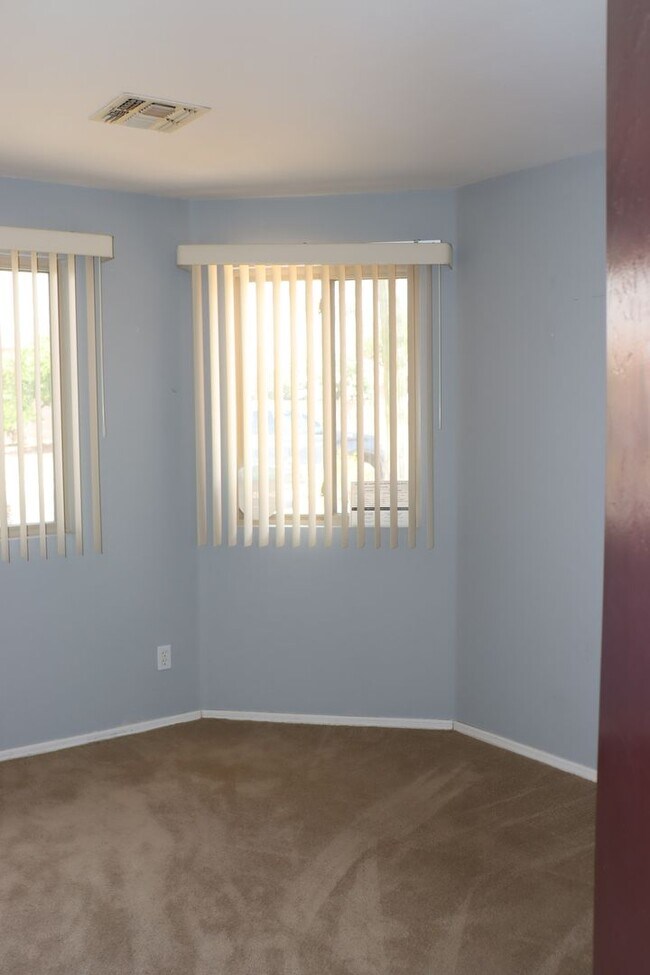 Building Photo - 4943 W Rosebay Dr