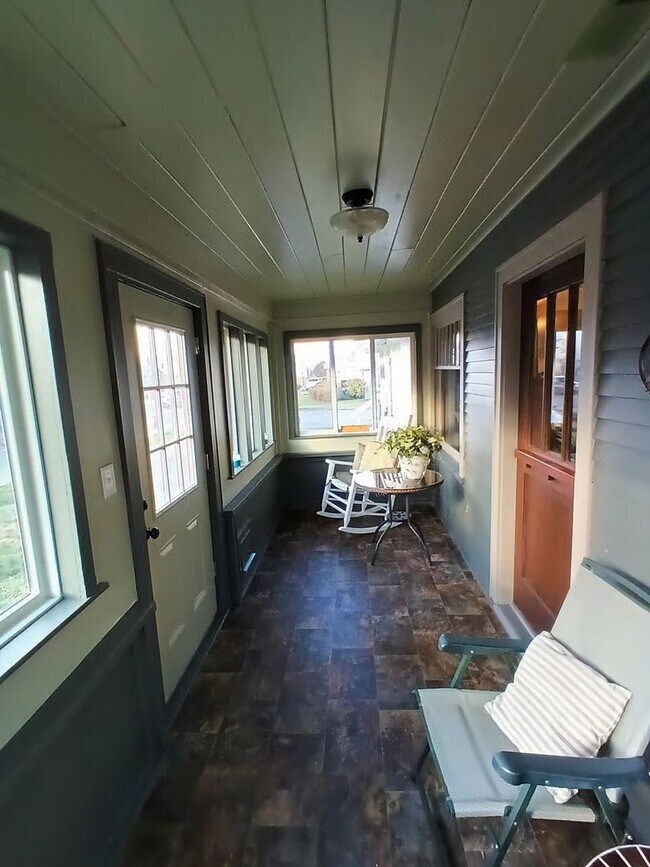 Building Photo - Fully furnished will all utilities included! 2 bed/1 bath, washer & dryer, central location! Shor...