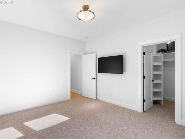 Building Photo - 9010 SW Inez St