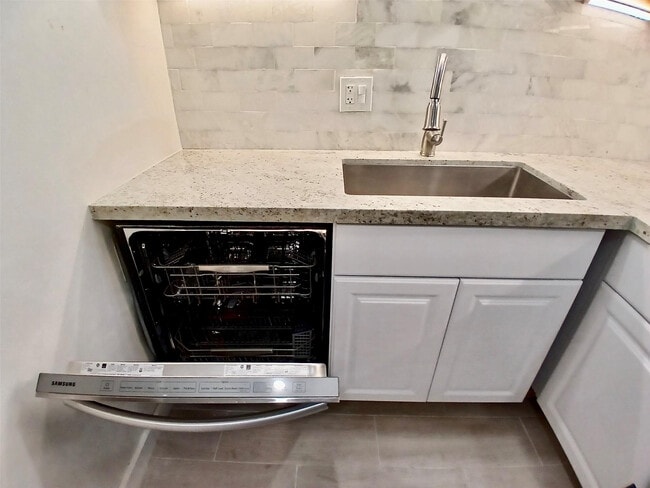 Building Photo - 4164 Inverrary Dr