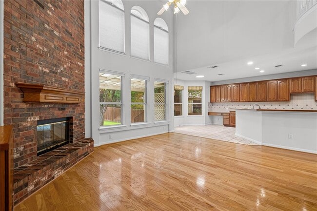 Building Photo - 10700 Pointe View Dr