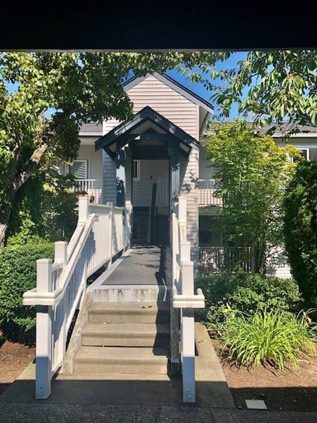 Building Photo - Location, Location, Location Prime Bellevue Condo with Private Balcony