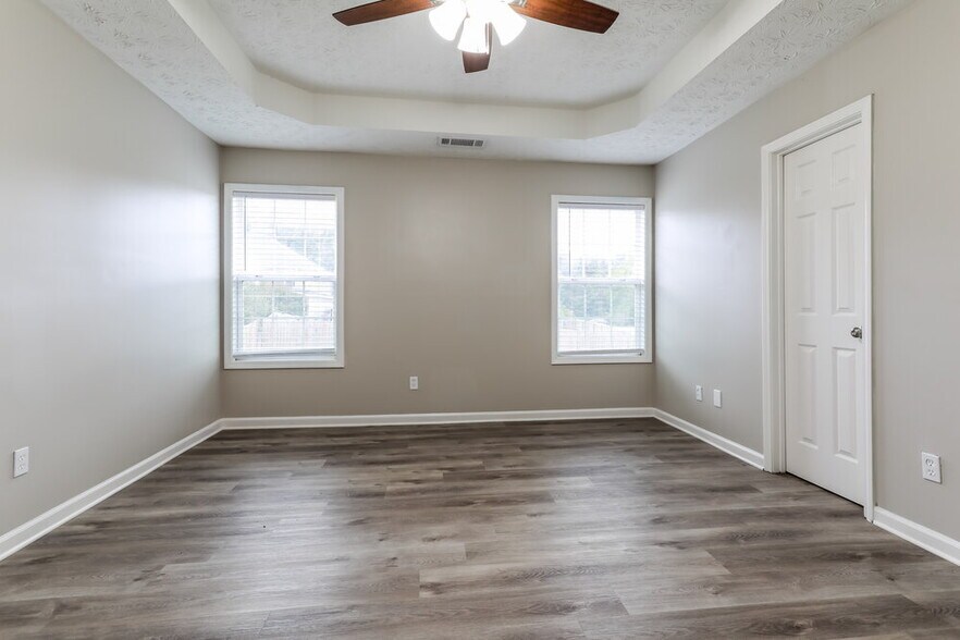 Building Photo - 1870 Hillspring Ln
