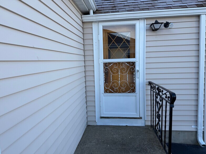 Building Photo - 7 Pearl St