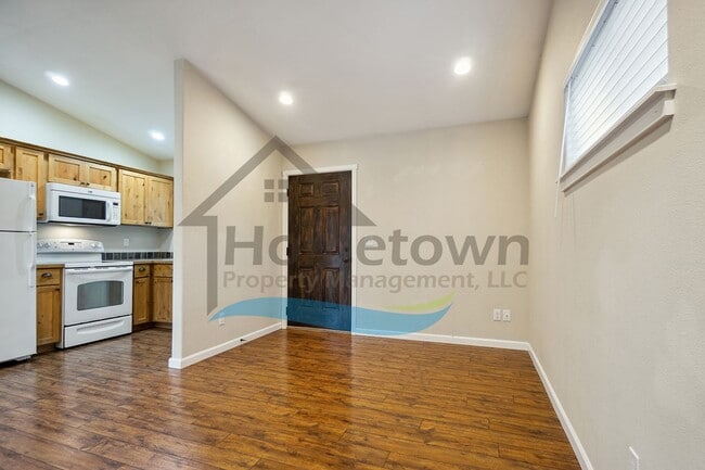 Building Photo - 1 Bedroom 1 Bath Cottage with Off Street P...