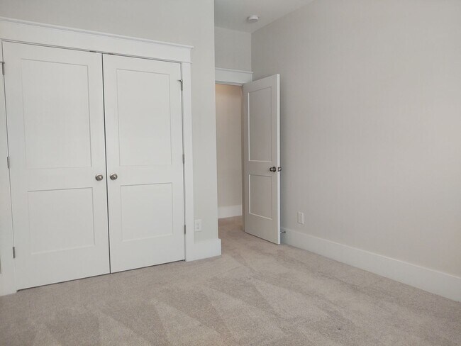 Building Photo - Move-in ready Townhome located in Blanchar...