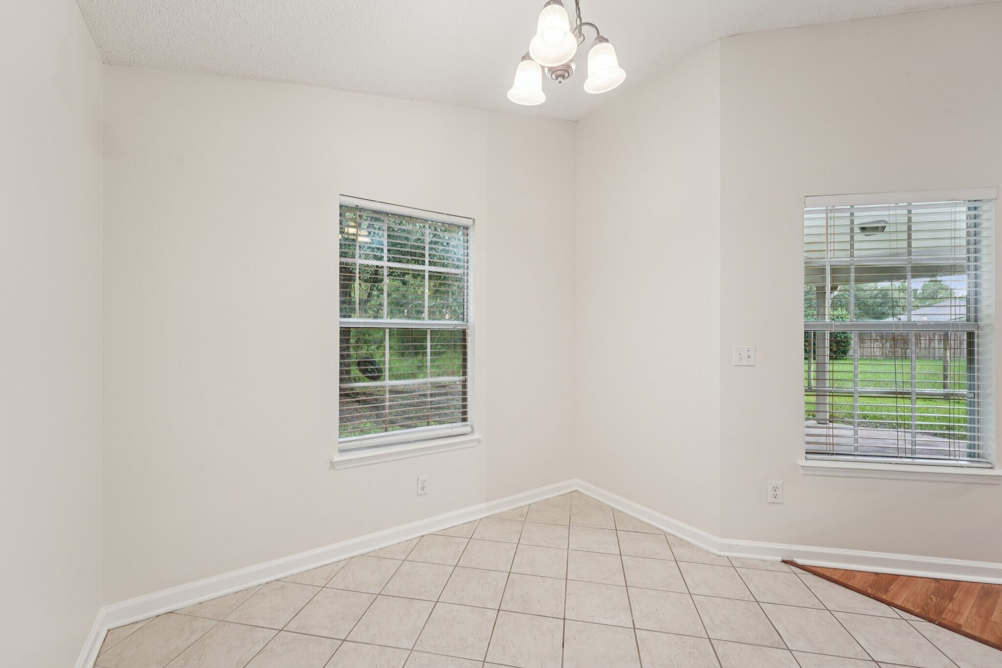 Building Photo - 808 South Edenbridge Way